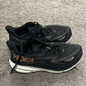 Hoka Clifton 9 Black and White Athletic Shoes wonens 7.5
